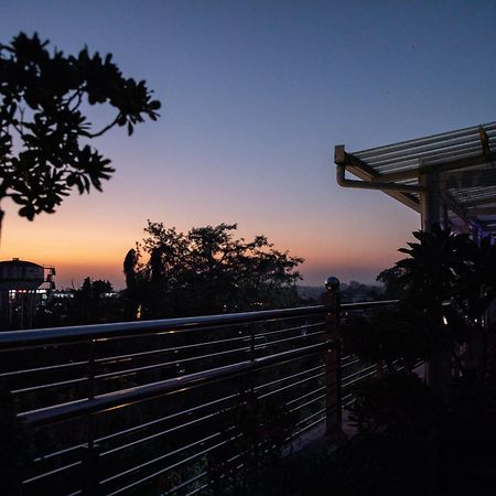Hotel Alaya Dehradun Ngoại thất bức ảnh