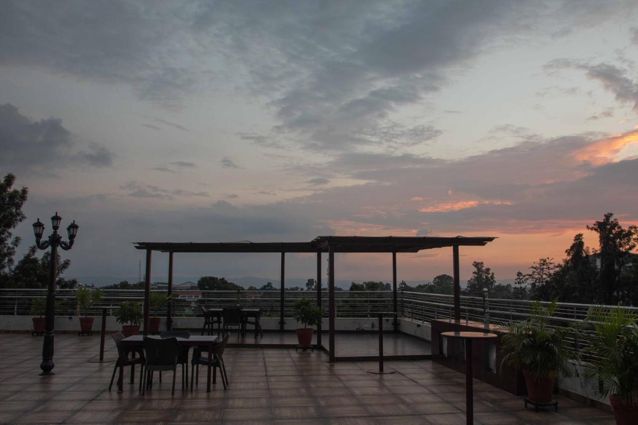Hotel Alaya Dehradun Ngoại thất bức ảnh