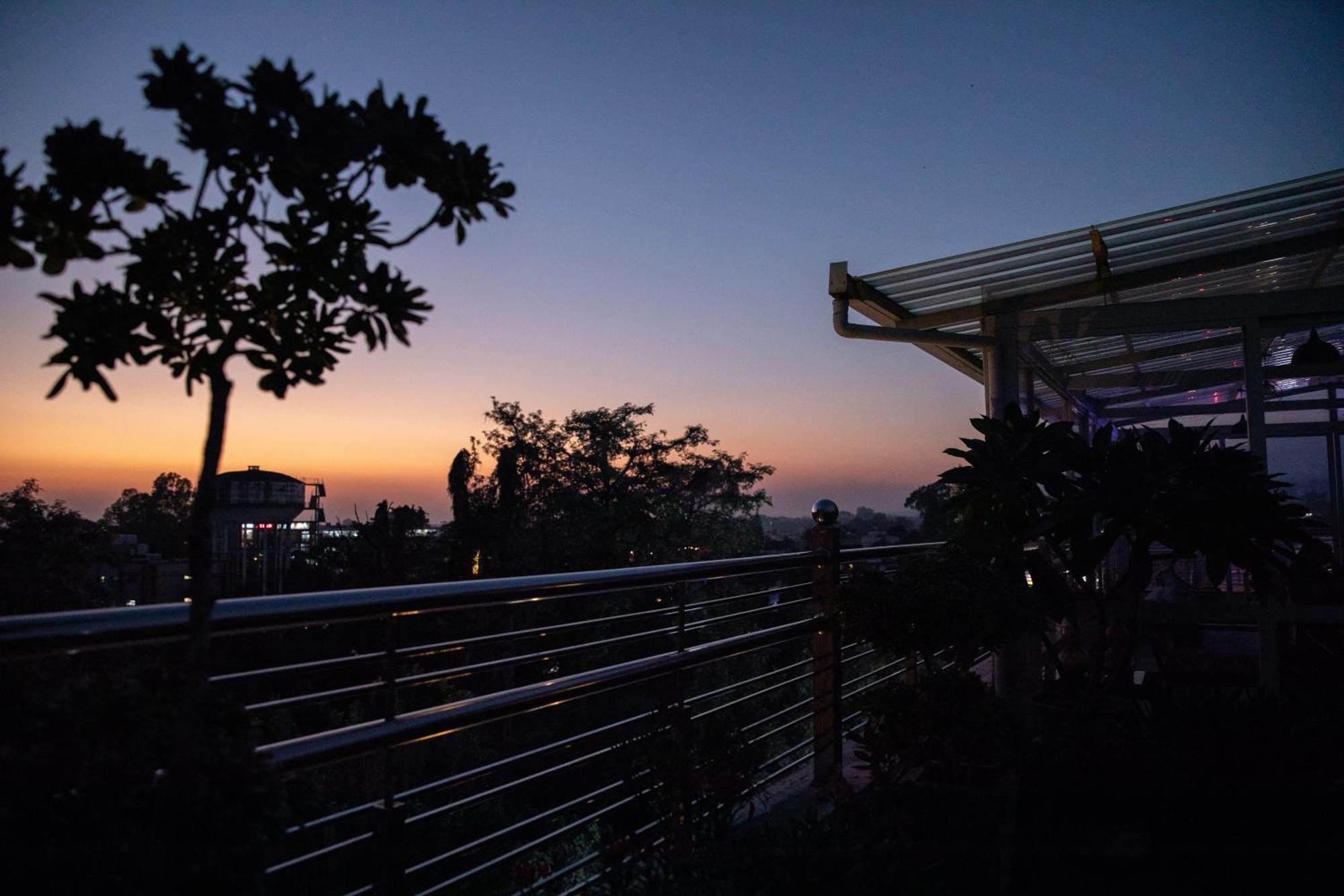 Hotel Alaya Dehradun Ngoại thất bức ảnh