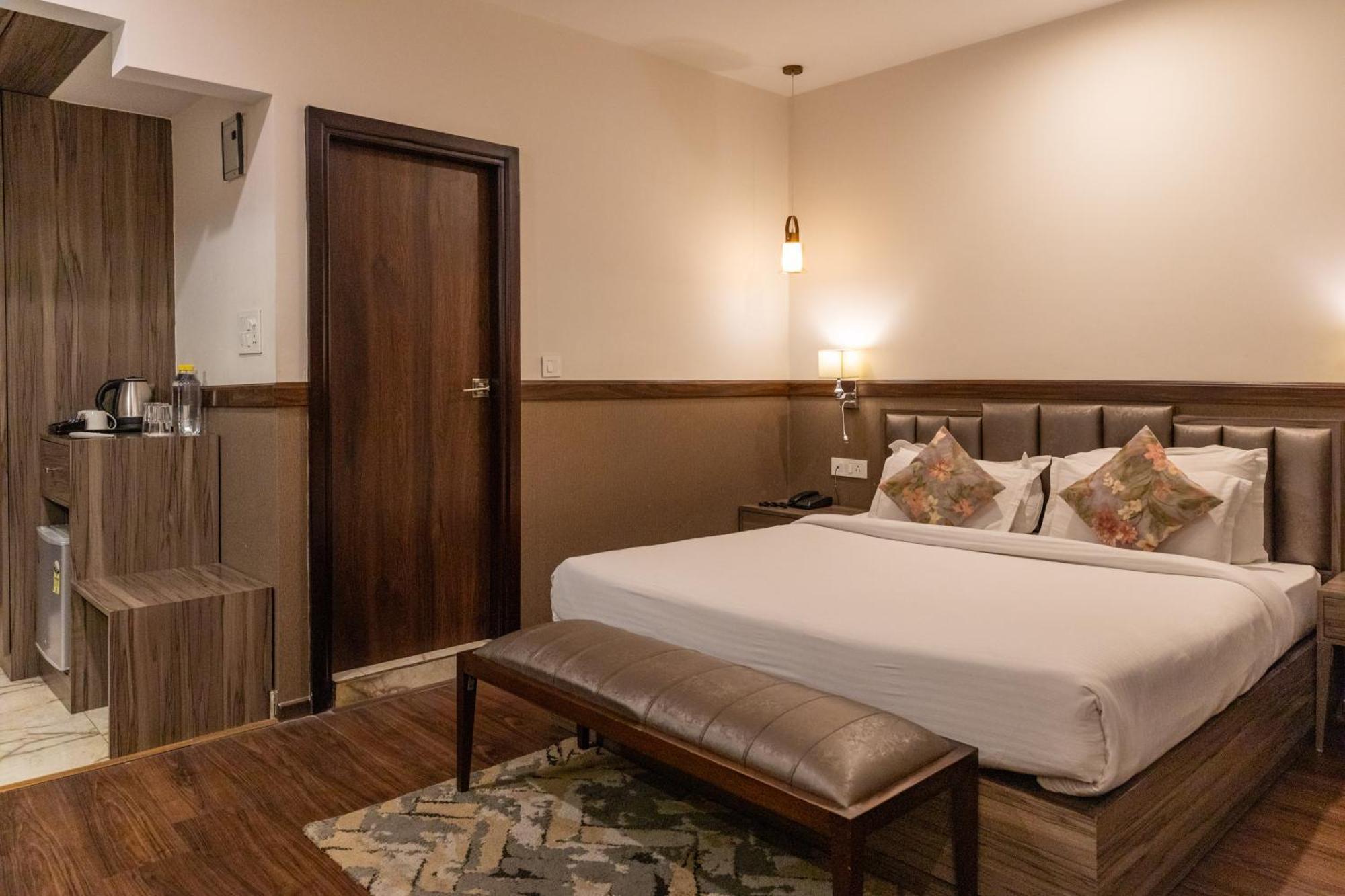 Hotel Alaya Dehradun Ngoại thất bức ảnh