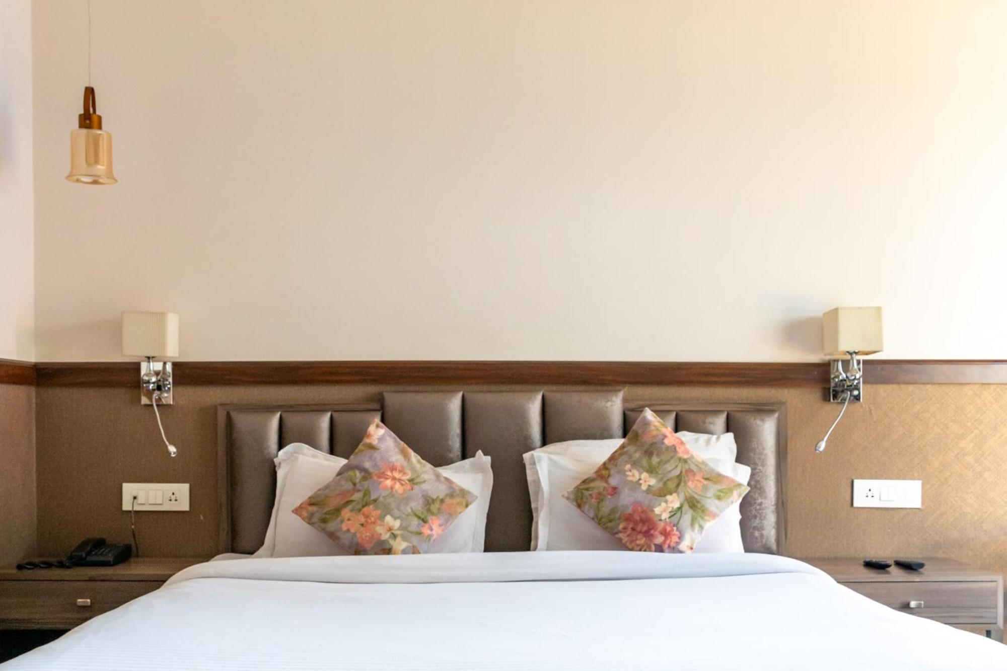 Hotel Alaya Dehradun Ngoại thất bức ảnh